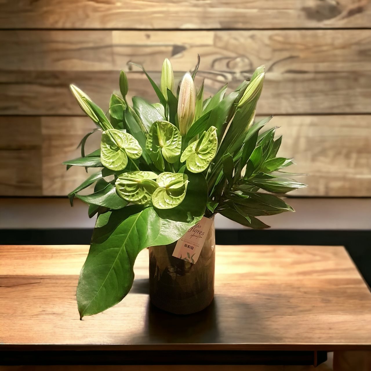 Arranjo de antúrios verdes em vaso produzido pelo Studio das Flores